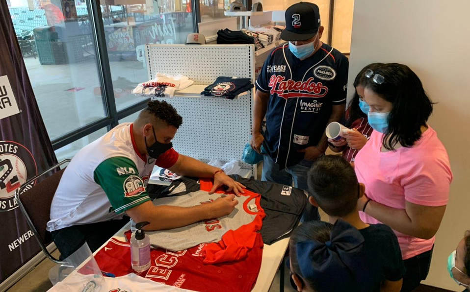 Fans de Tecolotes conviven con jugador y manager