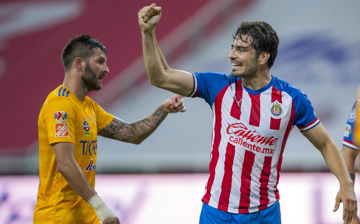 Gignac y Briseño durante el duelo de la Jornada 8. (Foto: Mexsport)