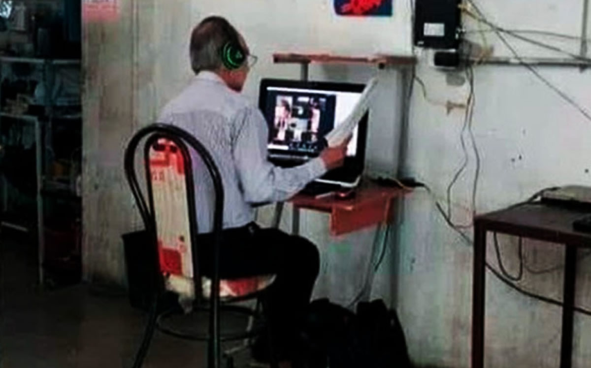 La imagen del maestro que se hizo viral en redes sociales. (Foto: Periódico Cnetral)