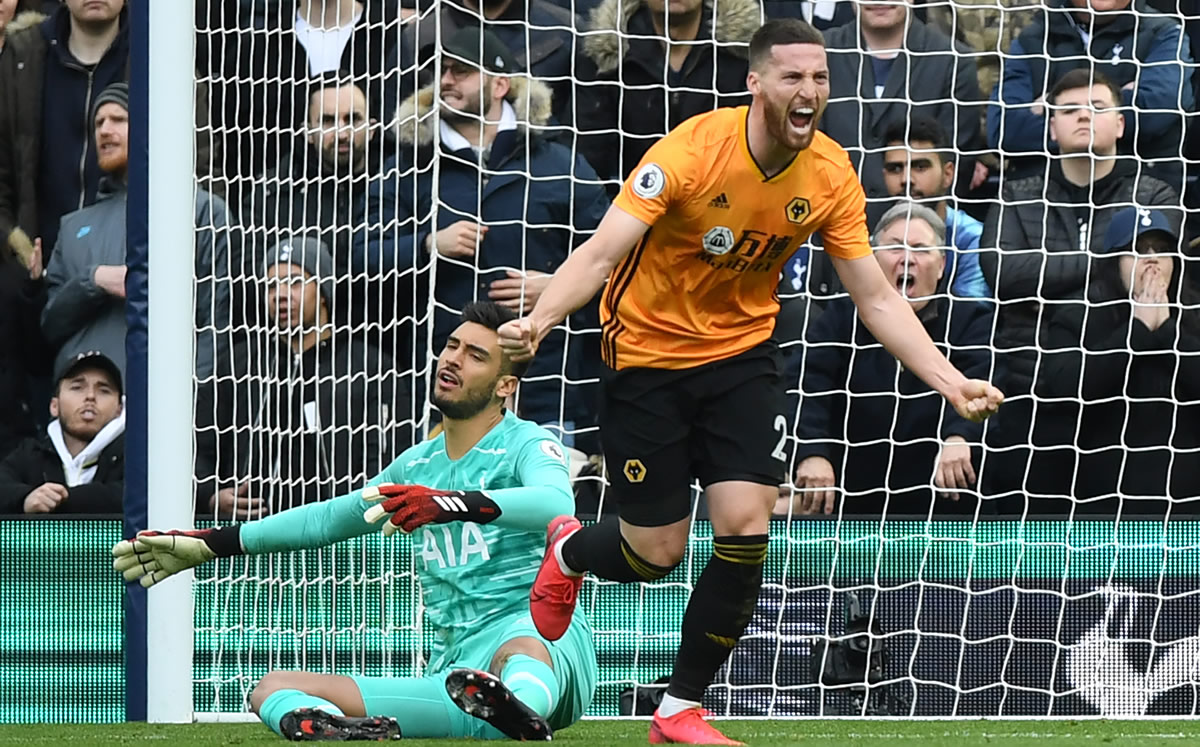Matt Doherty del Wolverhampton celebra tras anotar un gol a Paulo Gazzaniga. (Foto: AFP)