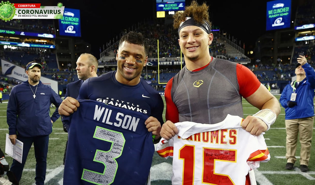Russell Wilson y Pat Mahomes intercambiando jerseys tras un juego Seahawks-Chiefs en 2018. (AP)