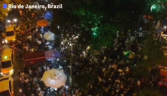 Cientos de personas en las verbenas de fiestas patrias en Brasil no mantienen la distancia social. Foto: Screenshoot video AFP