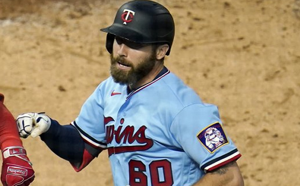El logo de las Twin Cities está en la manga de los Twins. Foto: AP