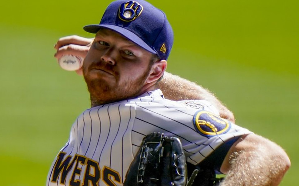 Una pelota con costuras con ramas de trigo en la manga de Milwaukee. Foto: AP