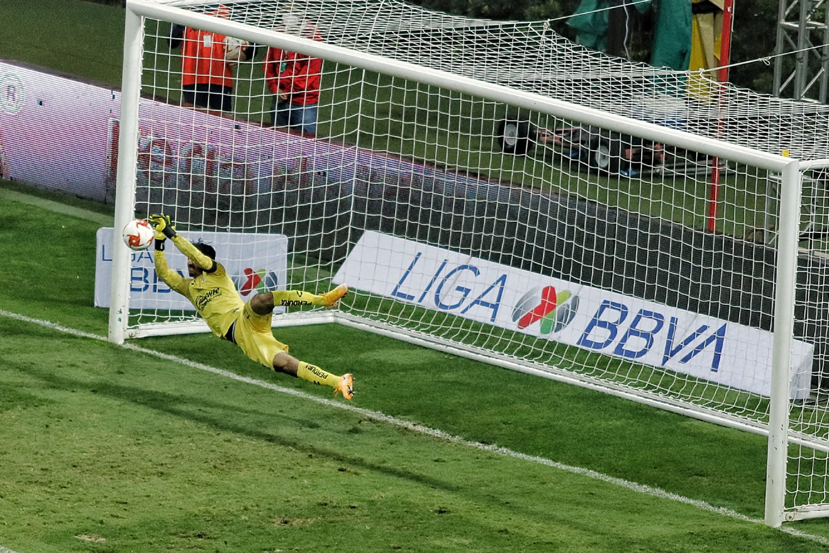 Gil Alcalá evitó la derrota del Querétaro con este lance. (Foto: Imago7)