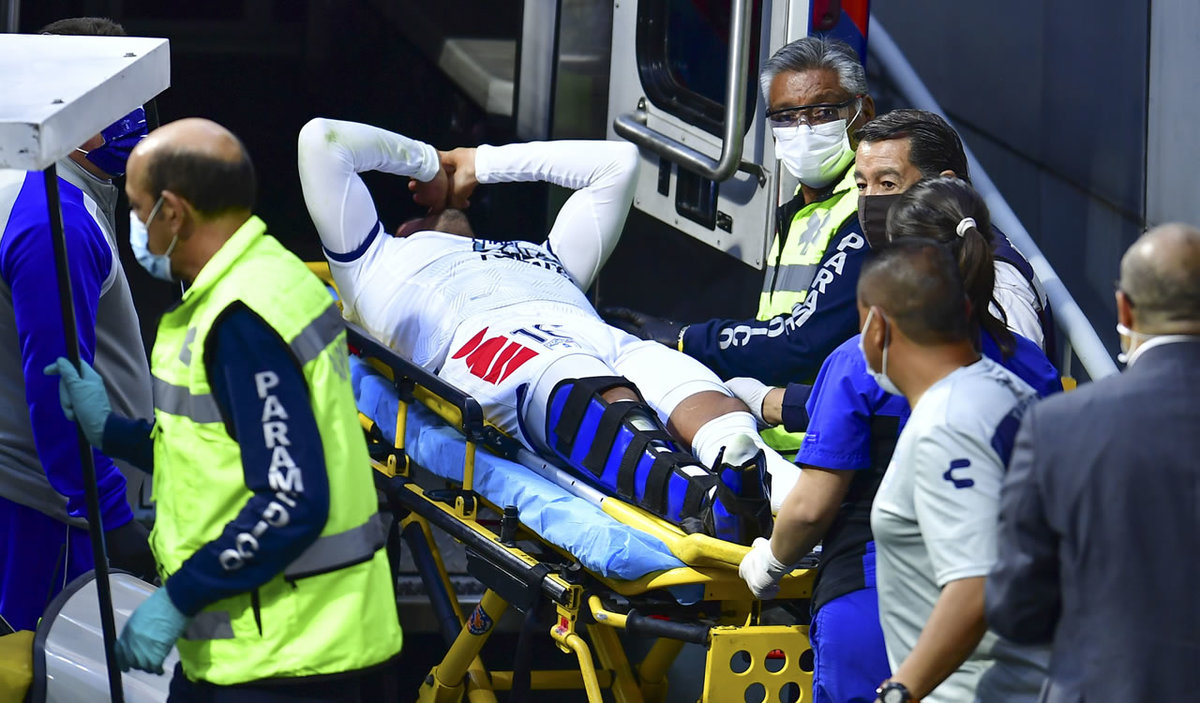 Jorge Hernández fue llevado a un hospital tras su lesión en el Cruz Azul vs. Pachuca. (Mexsport)