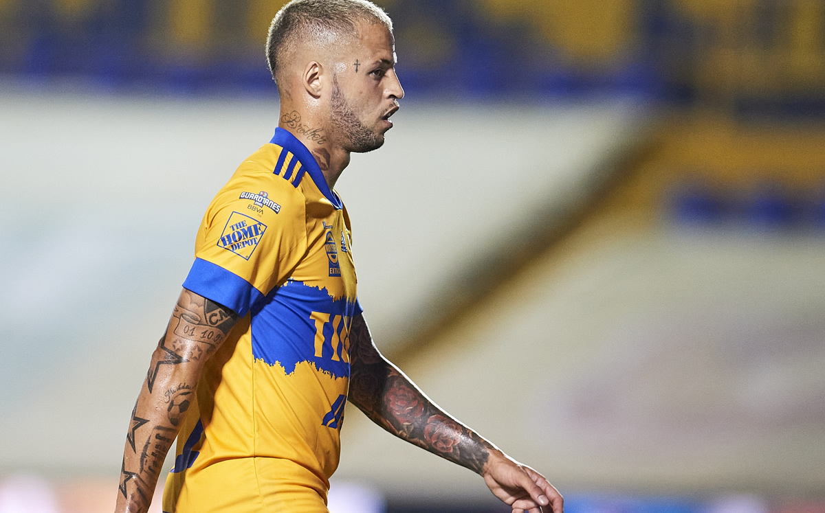 Nico López fue a dar a la tribuna en el duelo ante León. (Foto: Mexsport)