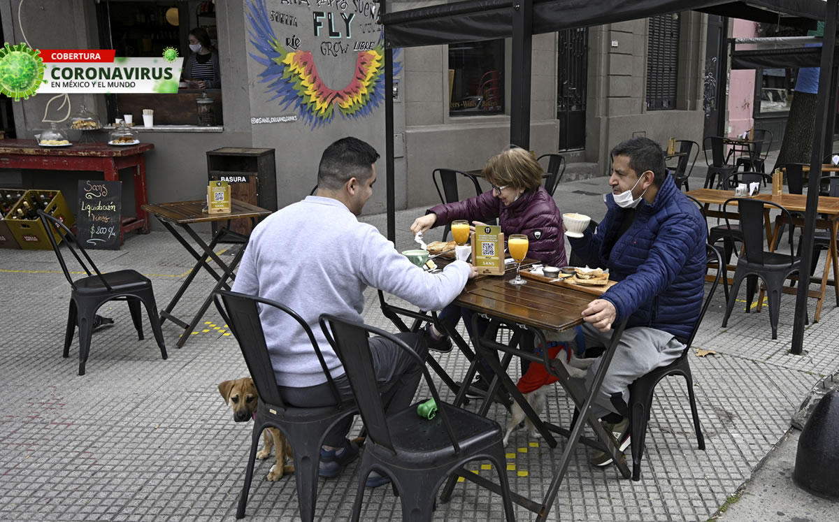 Salir a comer puede ser una actividad de alto riesgo de contagio. (AFP)