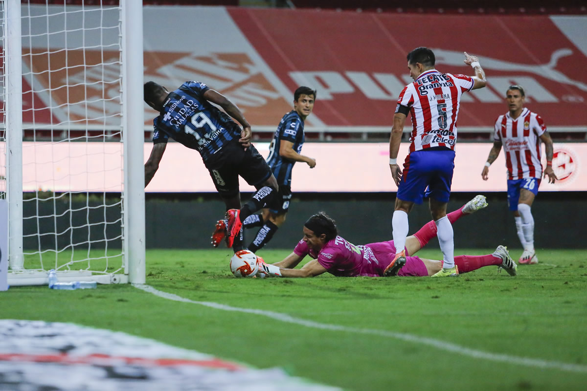 Toño Rodríguez volvió a equivocarse y Silveira aprovechó el regalito. (Foto: Imago7)