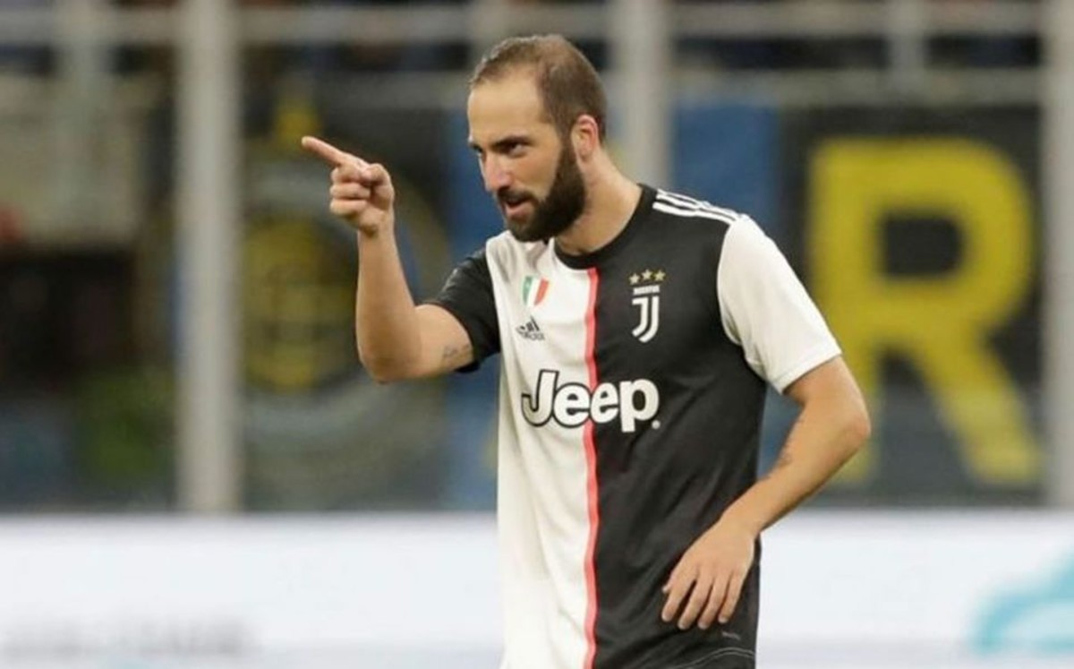 Higuaín no entra en planes de Andrea Pirlo, quien ya habló con él. Foto: AFP