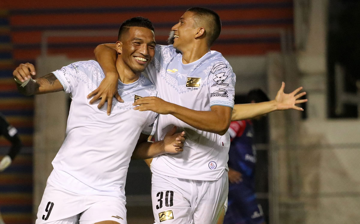 Jesús Alvarado (izq.) celebra uno de sus dos goles con Jesús García. (Foto: Imago7)