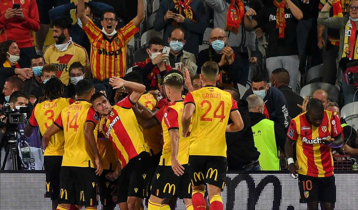 Lens venció al PSG con anotación de Ignatius Ganago. (AFP)