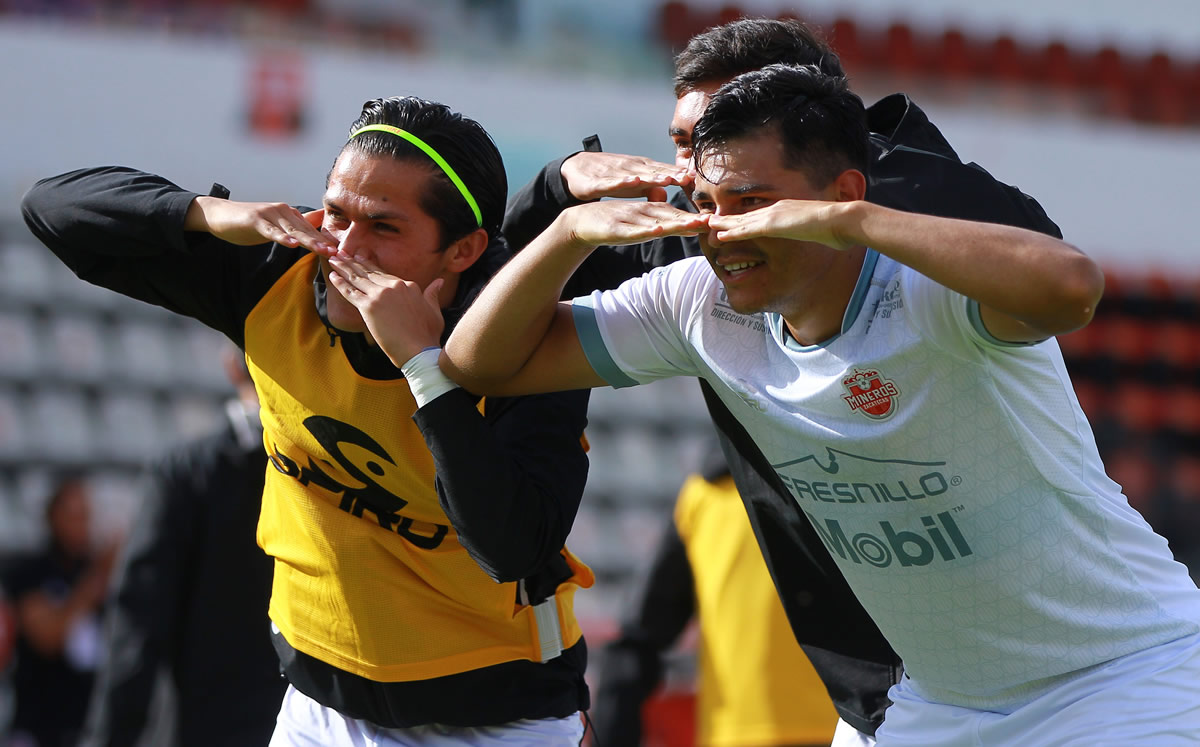 Luis Hernández celebra el empate momentáneo. (Foto: Imago7)