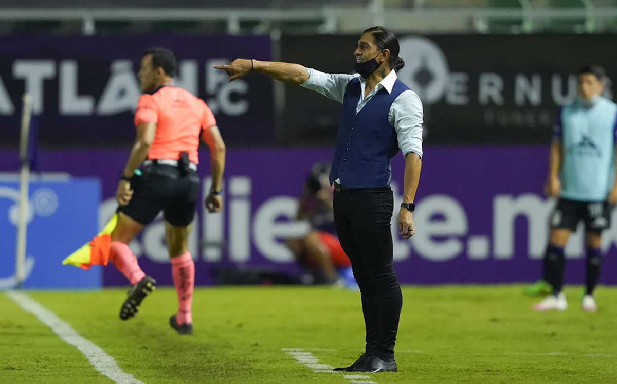 Palencia da indicaciones durante el partido contra Xolos. (Foto: Imago7)