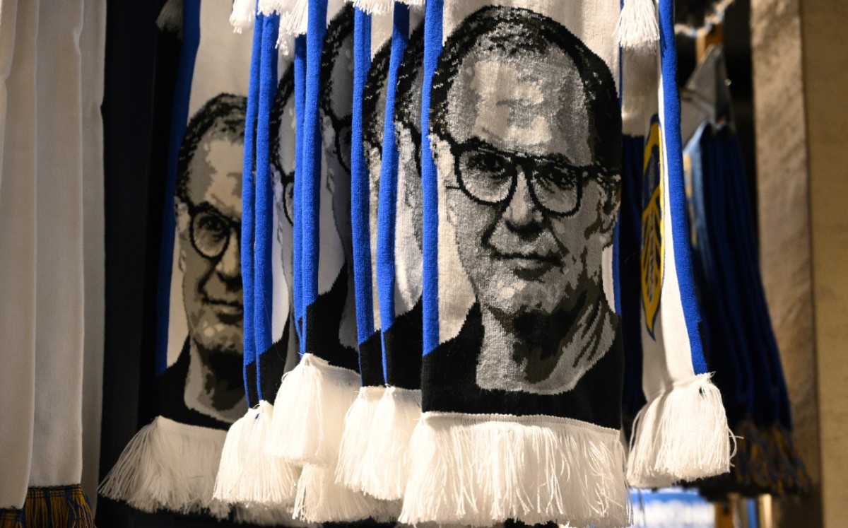 Marcelo Bielsa acapara la atención de la Premier League. Foto: AFP