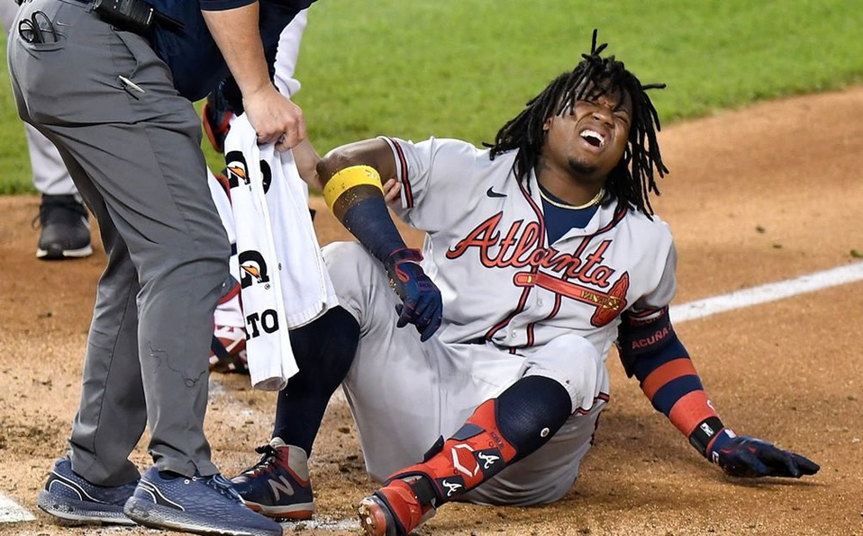 [VIDEO] Ronald Acuña sale lesionado del tobillo