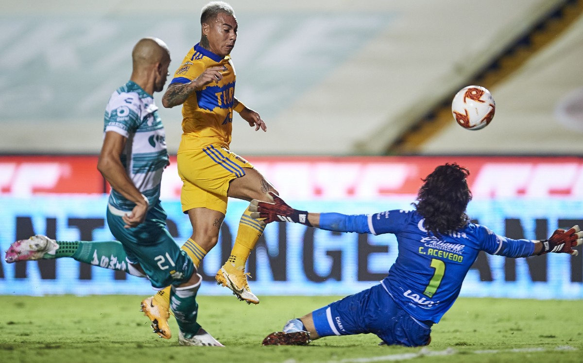 Edu Vargas en una jugada de peligro ante Santos. FOTO: Mexsport.