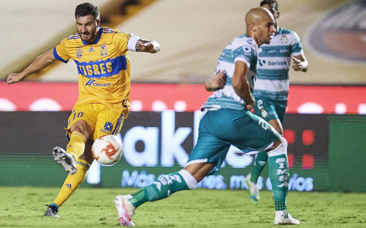 Gignac prueba un disparo ante Santos. FOTO: Mexsport.