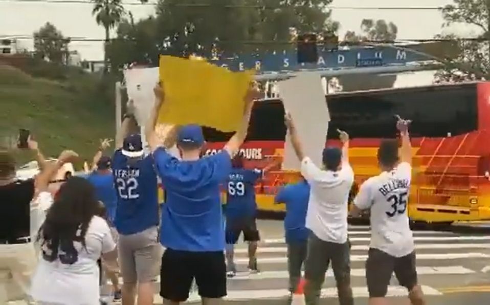 El grupo de fans estuvo esperando al contingente de los Astros por un largo rato. (Foto: Captura de pantalla)