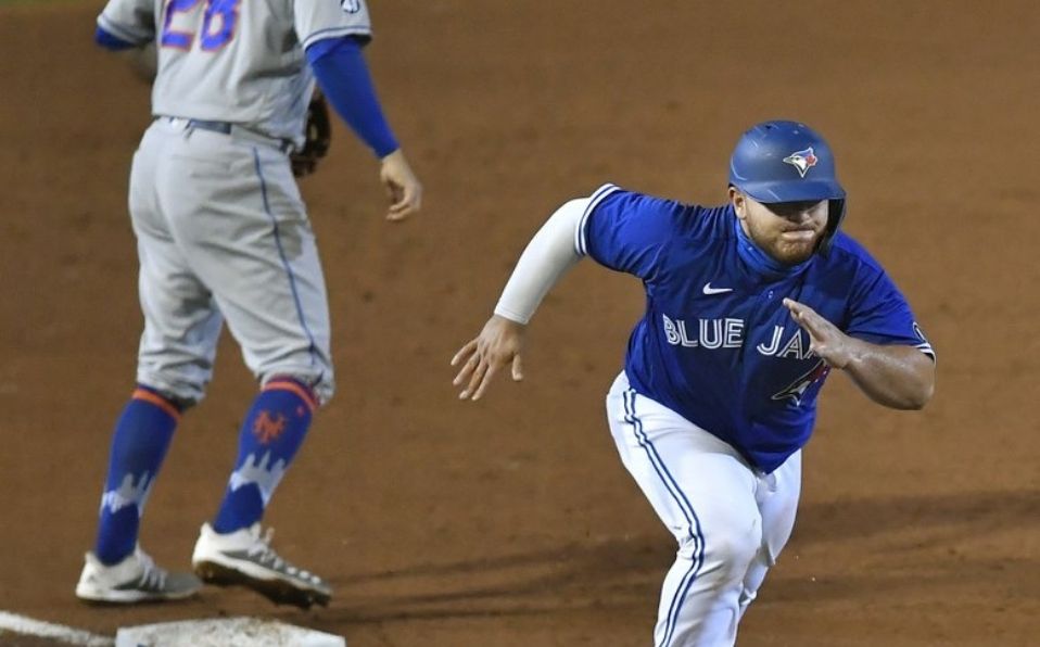 Kirk anotó en un elevado de sacrificio la carrera que rompió el empate para Toronto. (Foto: AP)
