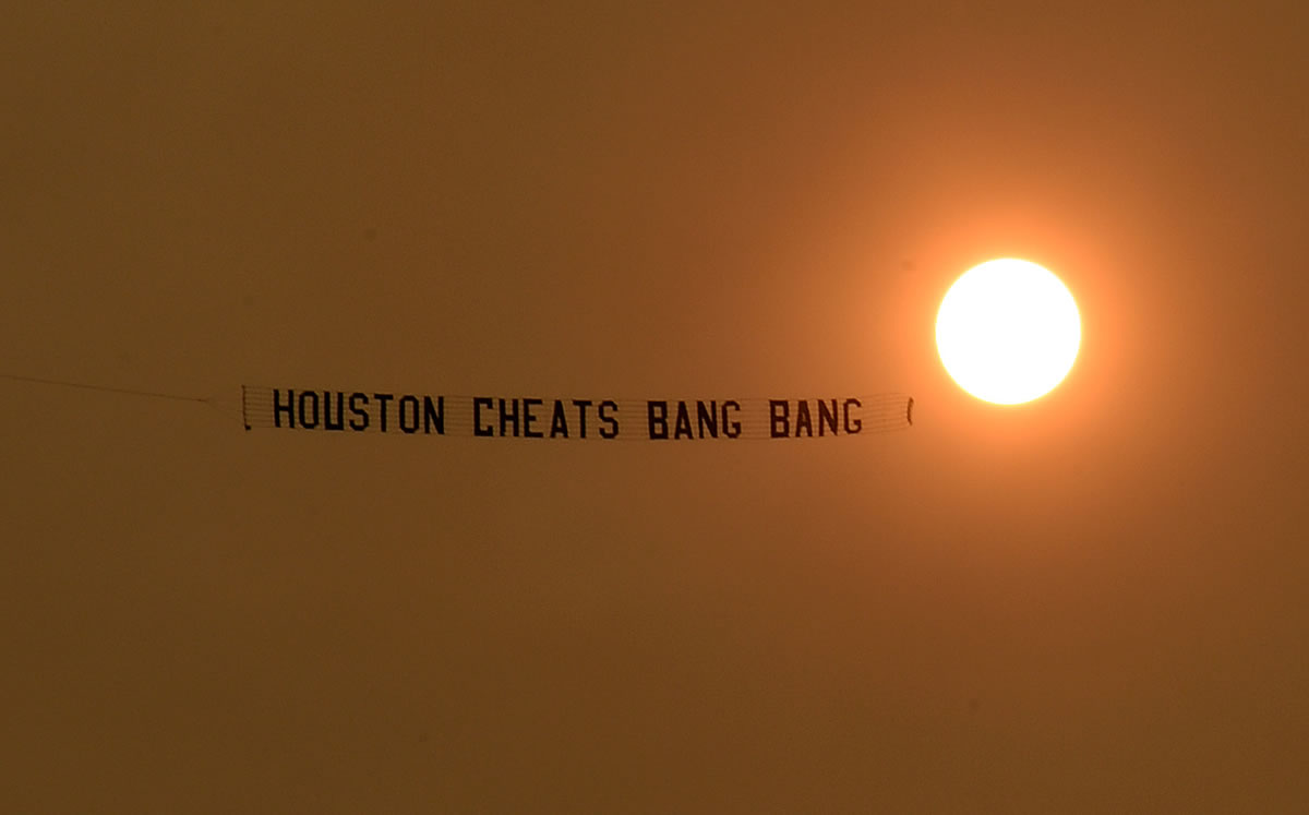 Una avioneta sobrevoló el Dodger Stadium. (Foto: AFP)