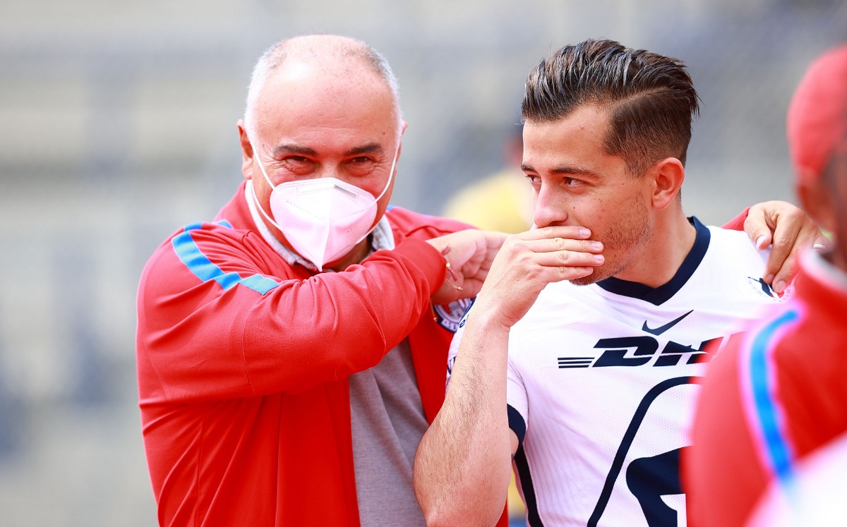 Memo Vázquez tiene una buena relación con los jugadores de Pumas. FOTO: Imago7.