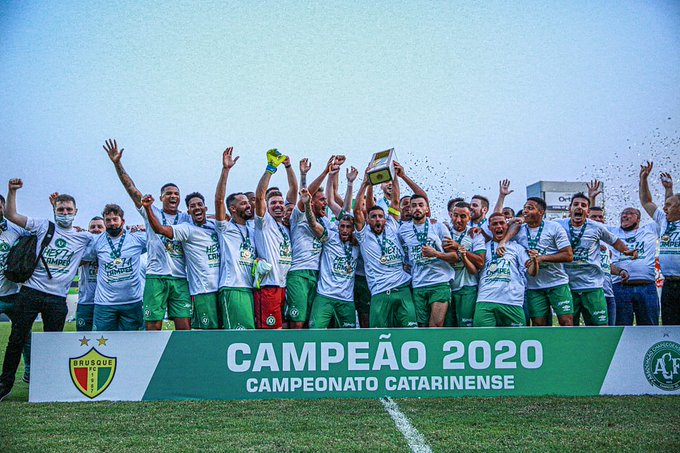 La historia del Chape escribió otro capítulo lleno de gloria y lágrimas este domingo al levantar un título más de su regiónLa historia del Chape escri