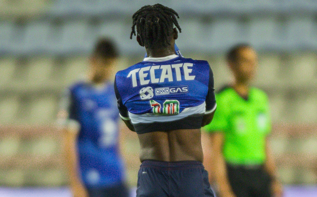 Aké Loba se fue expulsado al minuto 42 ante Pachuca. (Foto: Mexsport)