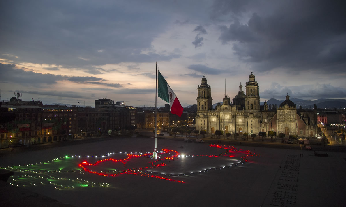 Y al atardecer, las luces se encendieron en el corazón del país. (Foto: AFP)