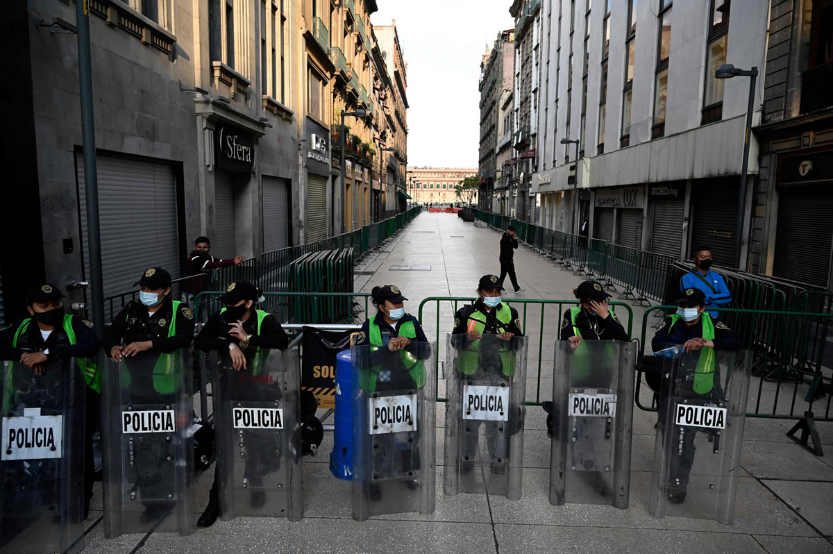 La calle de Madero completamente vacía. (Foto: AFP)
