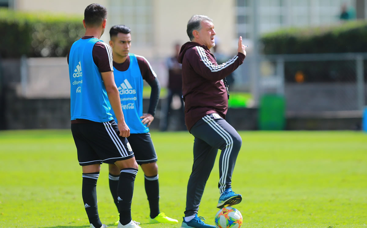 Gerardo Martino durante un entrenamiento del Tri. (Foto: Imago7)
