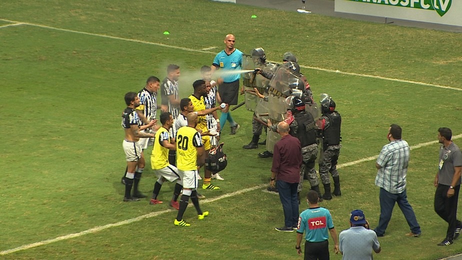 Policía agrede con gas pimienta a jugadores en Brasil