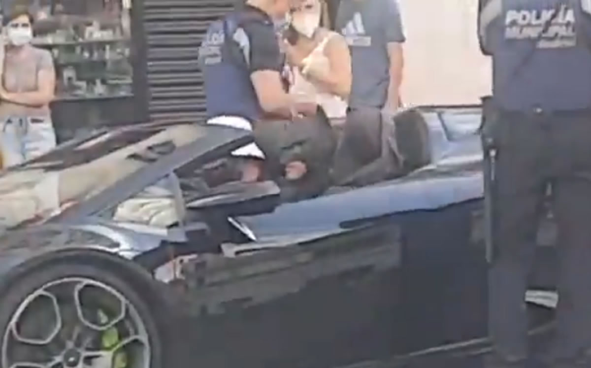 Un youtuber se disfrazó de Batman pero fue detenido. (captura)