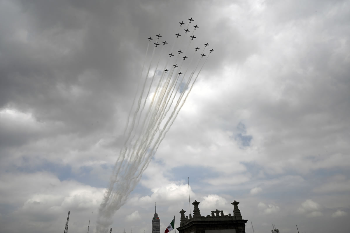 Los aviones le dieron un toque especial; surcaron el Valle de México. (Foto: AFP)