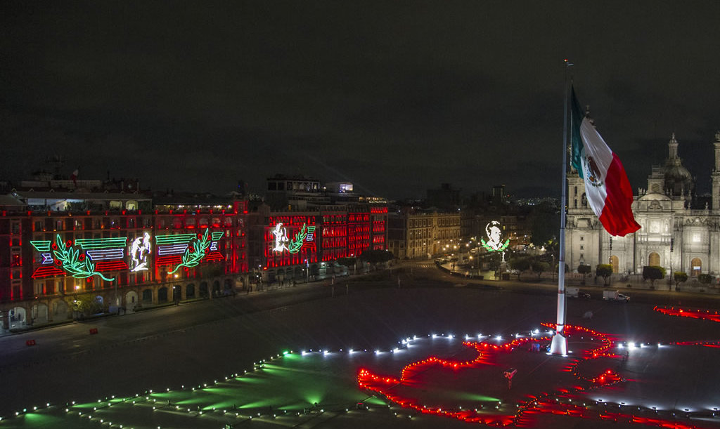 Un enorme mapa iluminó la plancha del Zócalo. (Foto: AFP)