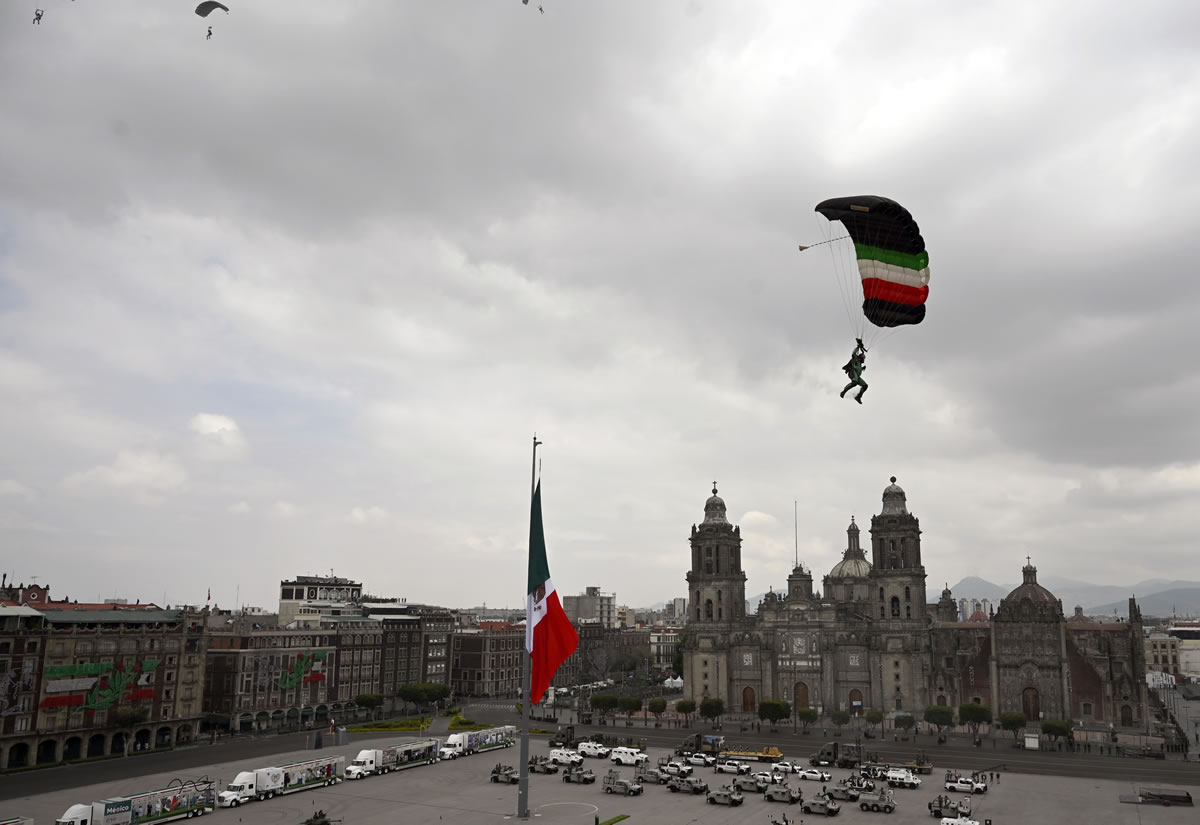 Grupos de paracaidistas apoyaron en el desfile. (Foto: AFP)