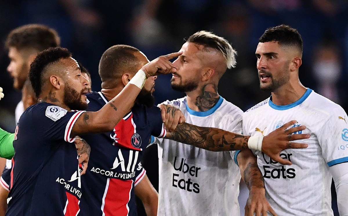 Neymar tuvo un fuerte cruce con Álvaro González. FOTO: AFP.