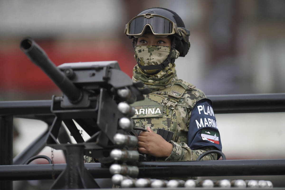Otra dama que apareció dentro del desfile. (Foto: AFP)