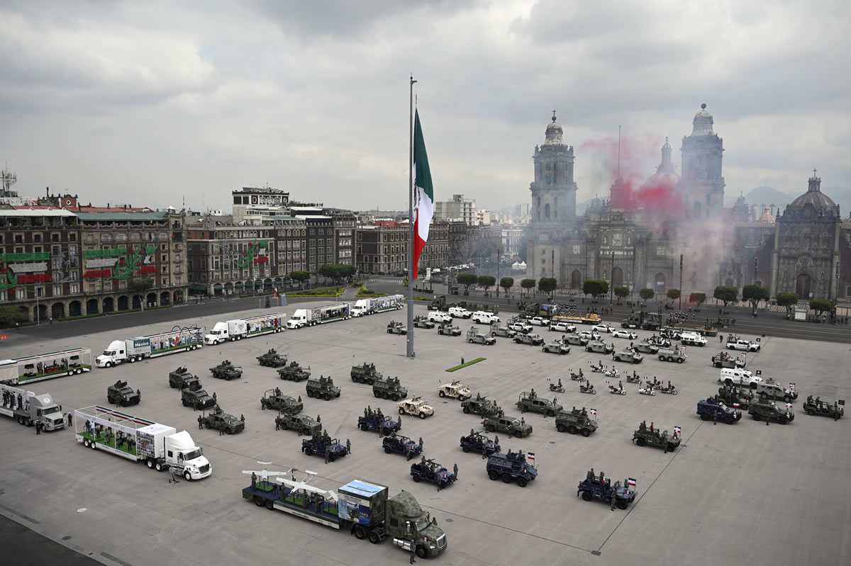 La plancha del Zócalo recibió a los militares. (Foto: AFP)