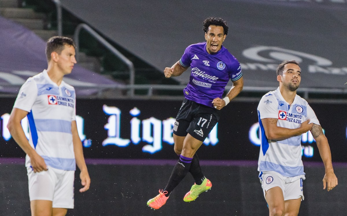 Camilo Sanvezzo festeja su gol ante Cruz Azul. FOTO: Mexsport.