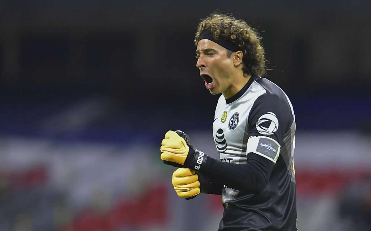 Guillermo Ochoa se luce en el Clásico Nacional. (Foto: Mexsport)
