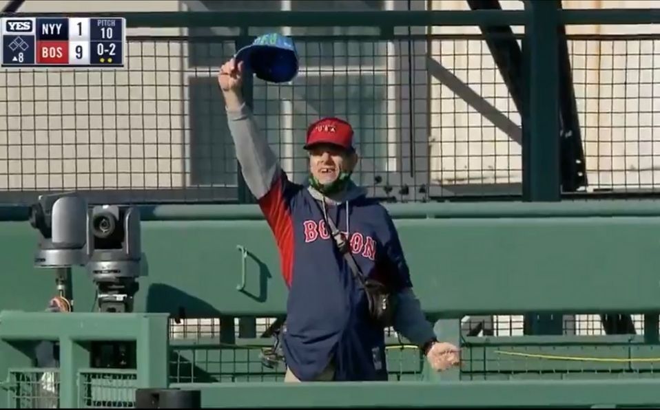 El aficionado gritó y arrojó una gorra de los Yankees al campo. (Foto: Captura de pantalla)