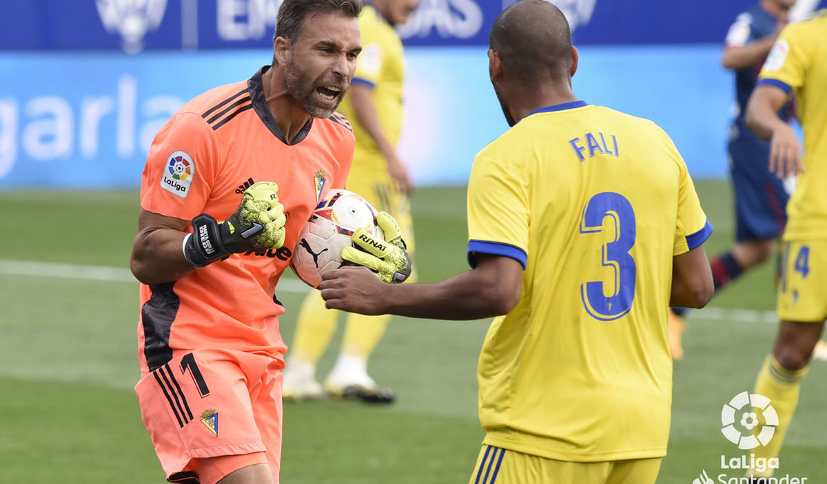 Alberto Cifuentes nació en 1979 y este domingo jugó con el Cádiz ante el Huesca. (Foto del Twitter oficial @LaLiga)