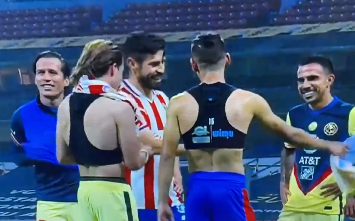 Oribe Peralta charló con jugadores del América. (Captura)