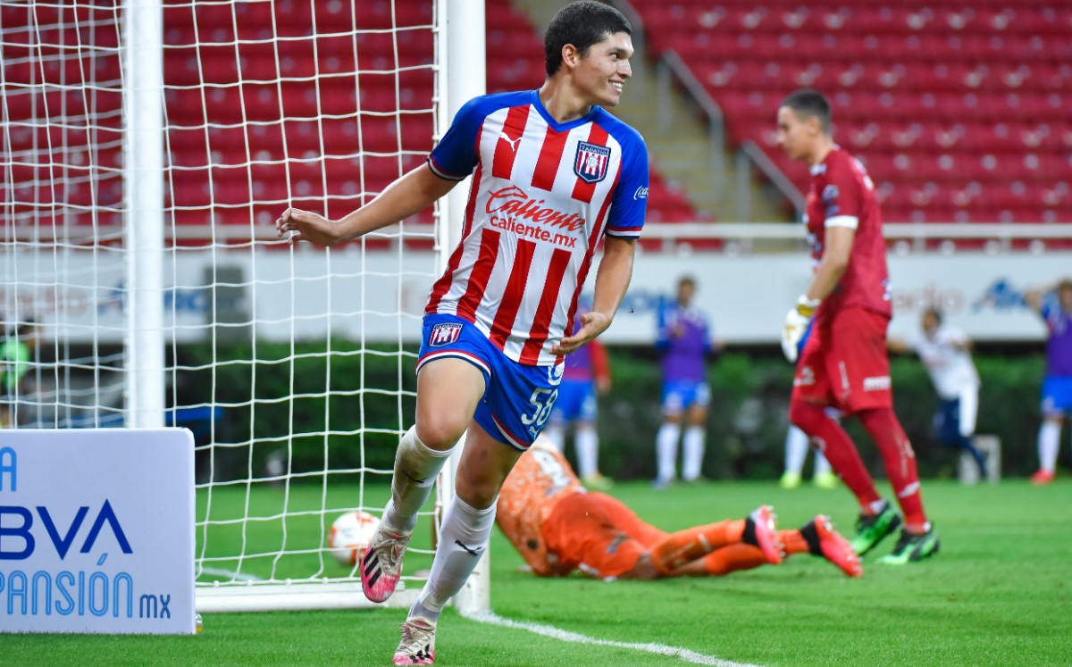 Sebastián Martínez festeja uno de sus dos goles de la noche. FOTO: Imago7.