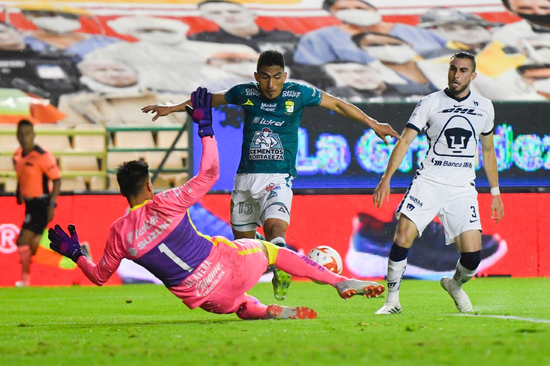 Alfredo Talavera cometió penal a Mena durante el juego Pumas-León Foto: Imago7