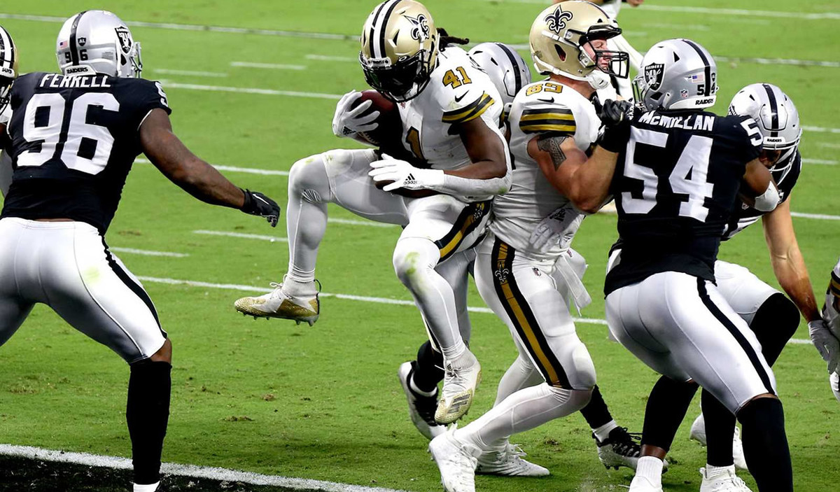 Alvin Kamara anotó en acarreo de una yarda el primer TD de la NFL en Las Vegas. (AP)