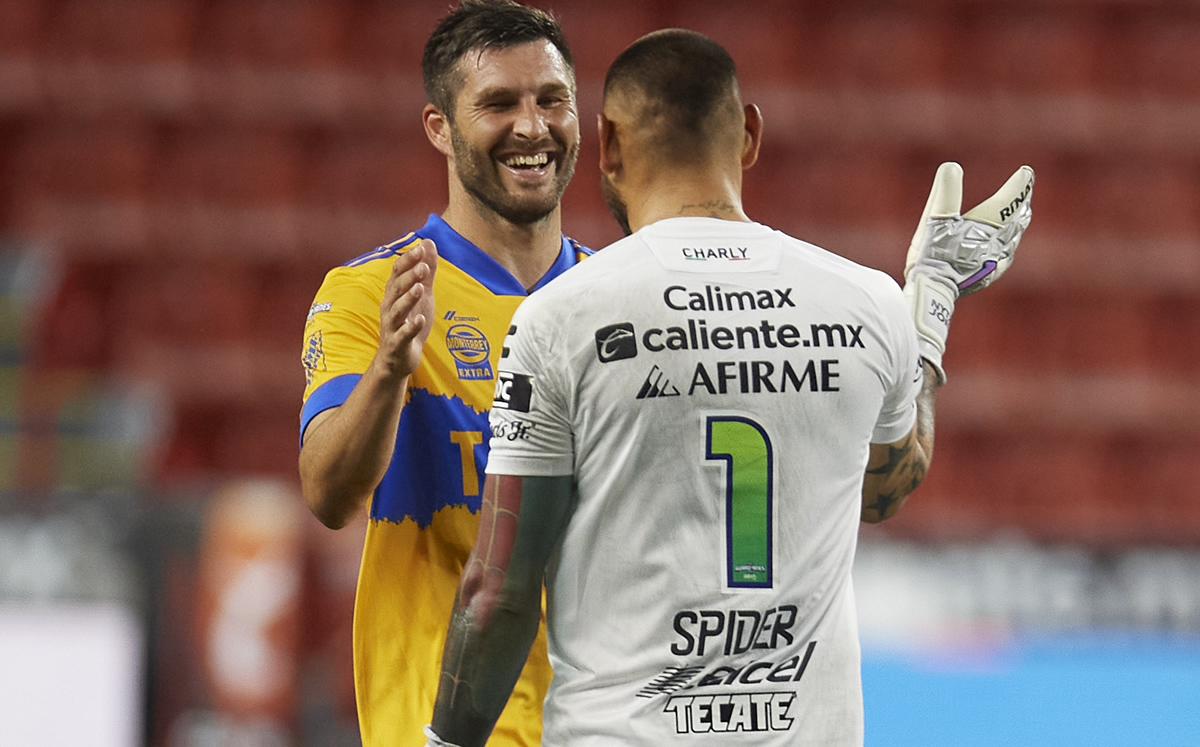 Gignac y Orozco suelen saludarse y bromear en la cancha. (Foto: Mexsport)