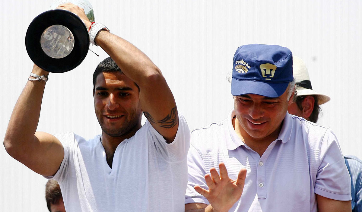 Martín Bravo con el trofeo del Clausura 2011 que ganó con Pumas. (Mexsport)