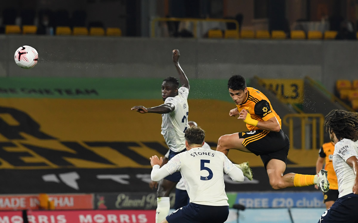 Raúl Jiménez marcó con la testa el 1-2 entre Wolves y Manchester City. (Foto: AFP)